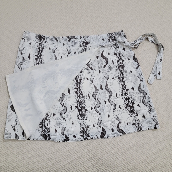 C'isa Snake Print Partial Wrap Skirt with tie Size Large - Picture 5 of 14